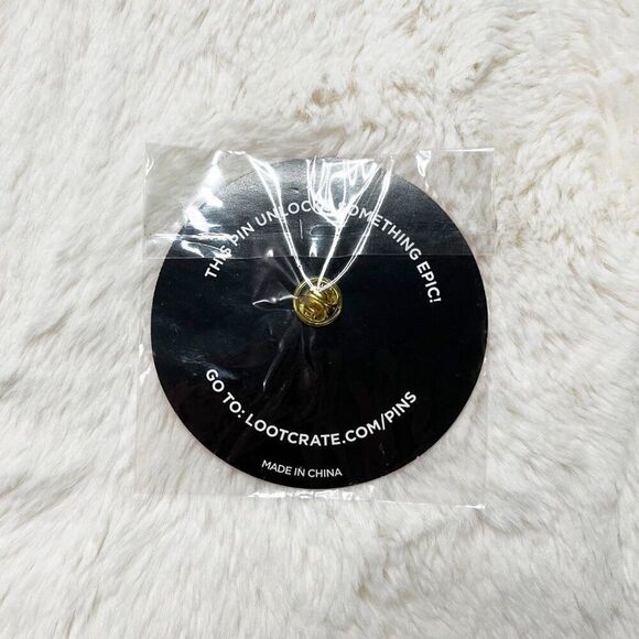 🔮 5/$25 Loot‎ Pins D20 Die Dice Shield Gold Variant Pin - Picture 3 of 3